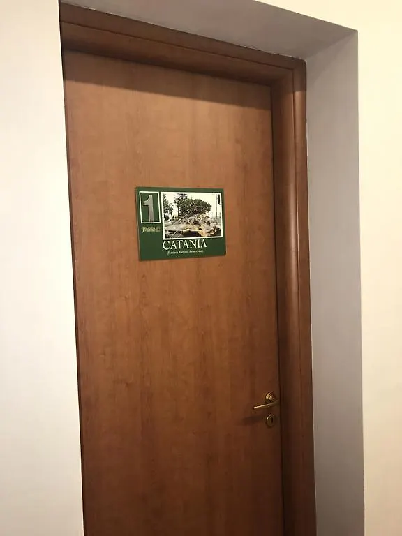 Locami Holiday&Rooms Jolanda Suite カターニア 2*,